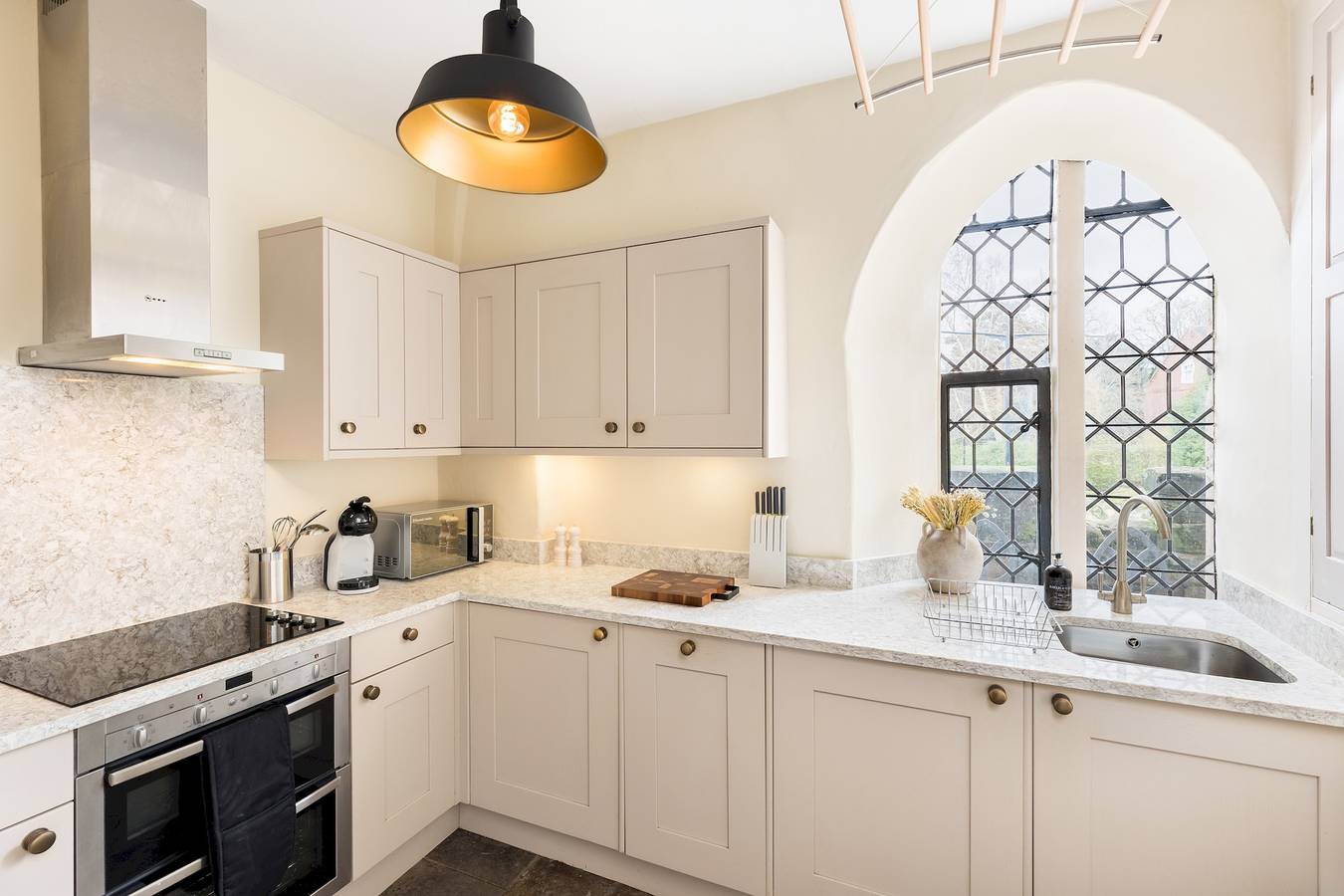 Unique Castle Stay, The East Gate Tower, Warwick - Pass the Keys in Warwick, Warwickshire