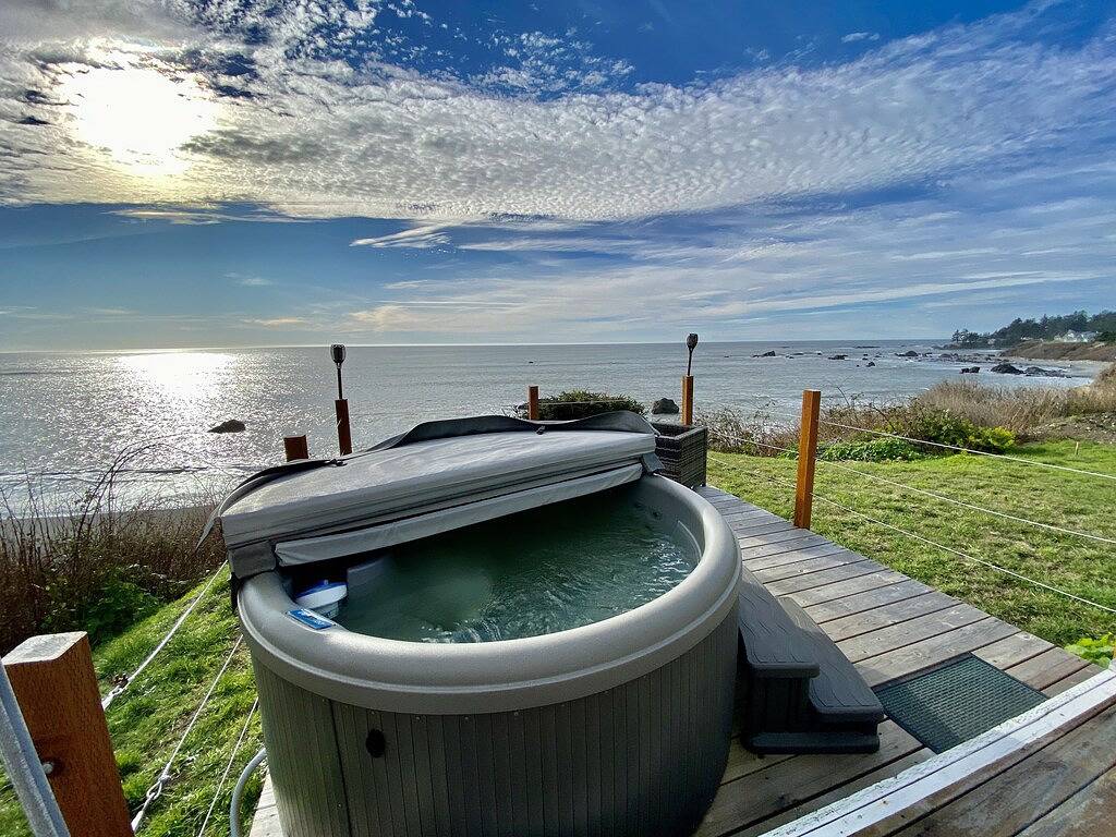 Charming Oceanfront Cottage; Stunning Ocean Views, Hot Tub & Nearby Beach Access in Curry County