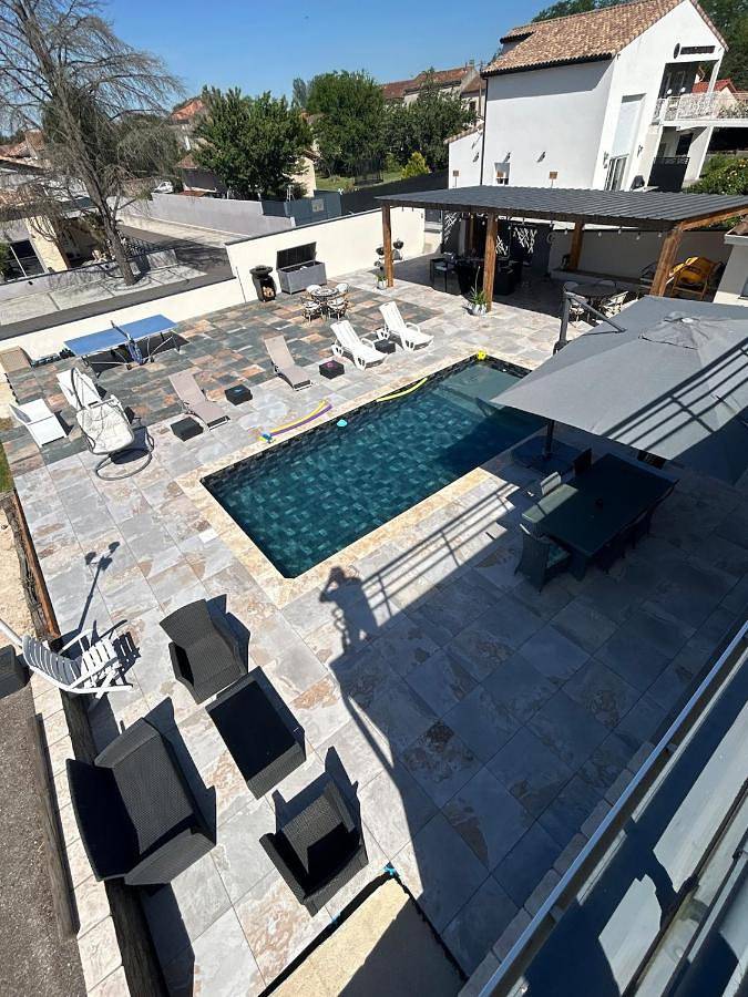 Location de vacances pour 4 personnes, avec Balcon et Jacuzzi ainsi que Terrasse et Piscine à Rieux-de-Pelleport