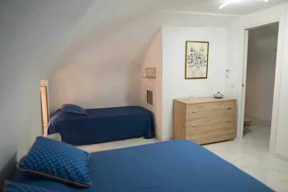 Entire apartment, Casa Veneziano: a window on the Mediterranean in Procida, Naples Province