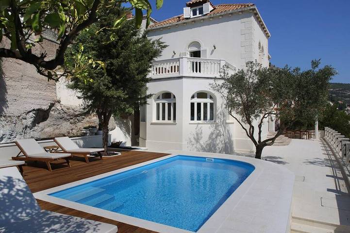 Ferienhaus für 10 Personen, mit Garten und Whirlpool sowie Balkon und Pool in Grad Dubrovnik