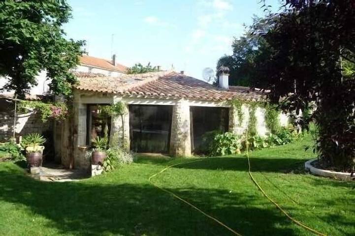 Gîte pour 4 personnes, avec Balcon ainsi que Jardin et Piscine