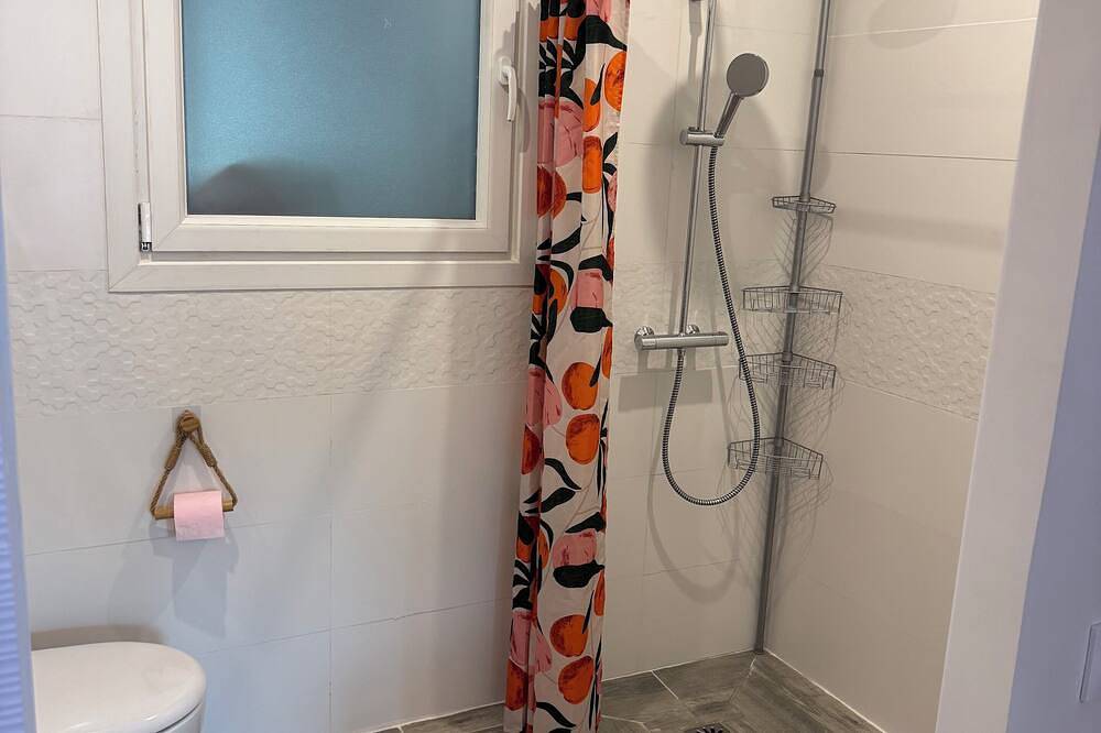 Entire apartment, Lodging in the middle of the meadows (Alpilles, Eygalières, Provence), pets welcome in Plan-d'Orgon, Arles region