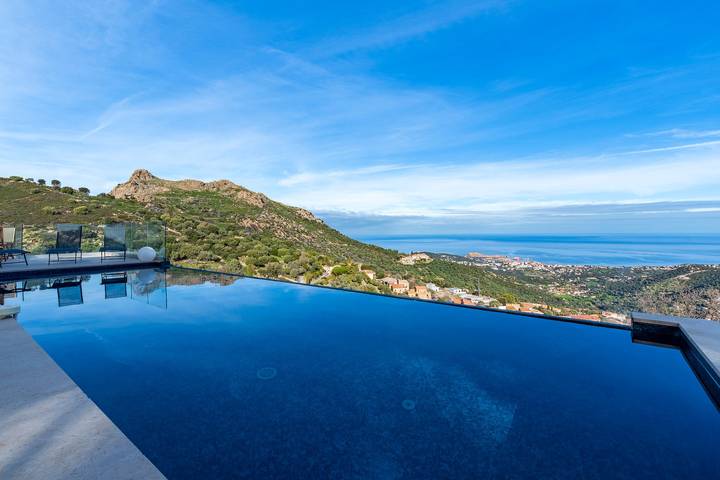 Location de vacances pour 10 personnes, avec jardin ainsi que terrasse et piscine à Santa-Reparata-di-Balagna