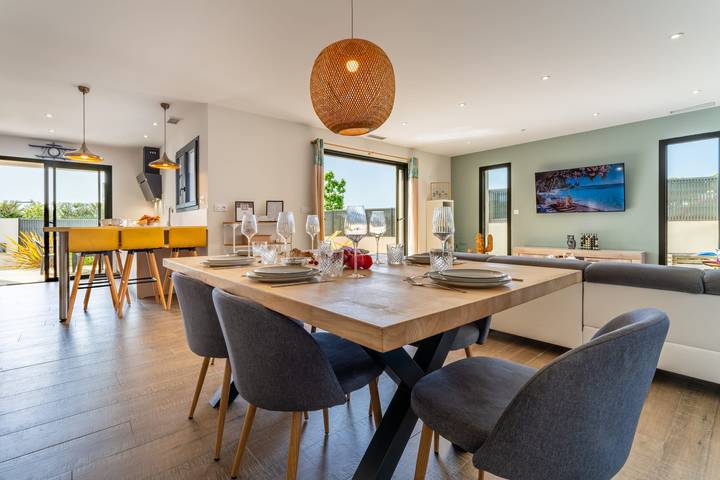 Location de vacances pour 8 personnes, avec Balcon et Terrasse ainsi que Jardin et Piscine à Vendres - 2