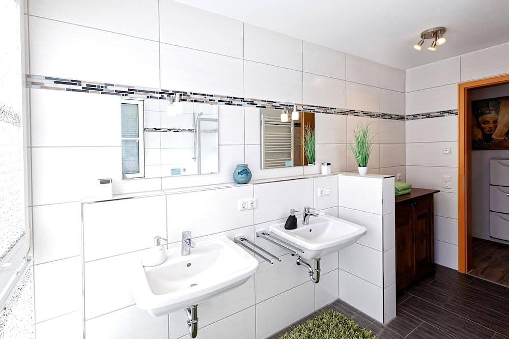 Ganze Wohnung, Großzügiges helles Penthouse mit Balkon in ruhiger Lage in Kulmbach, Oberes Maintal - Coburger Land