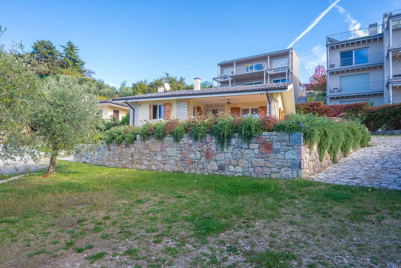 Apartmentsgarda - Albisano Sky House in Torri del Benaco, Gardasee-Berge