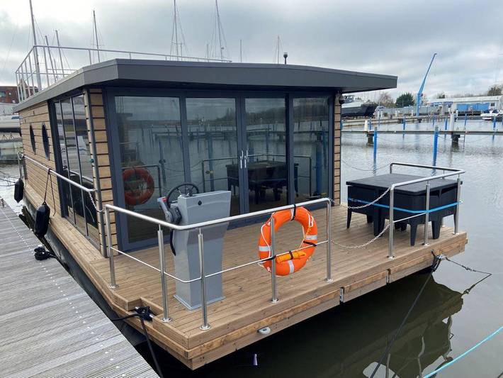 Boot für 4 Personen, mit Terrasse und Sauna sowie Ausblick in Barth
