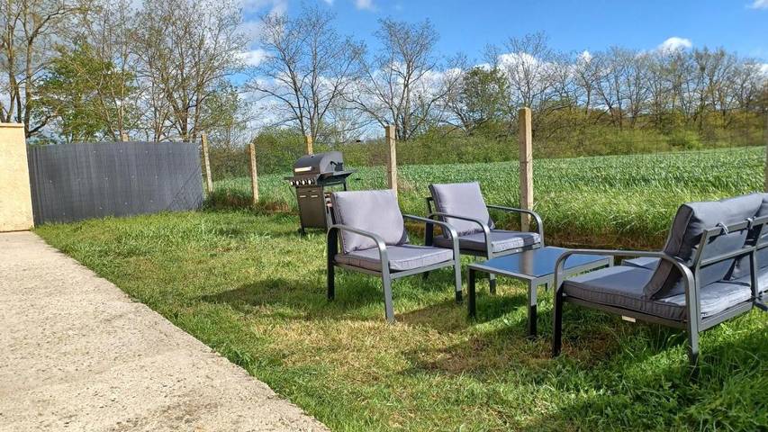 Location de vacances pour 9 personnes, avec jardin ainsi que piscine et vue à Saint-Seurin-sur-l'Isle - 2