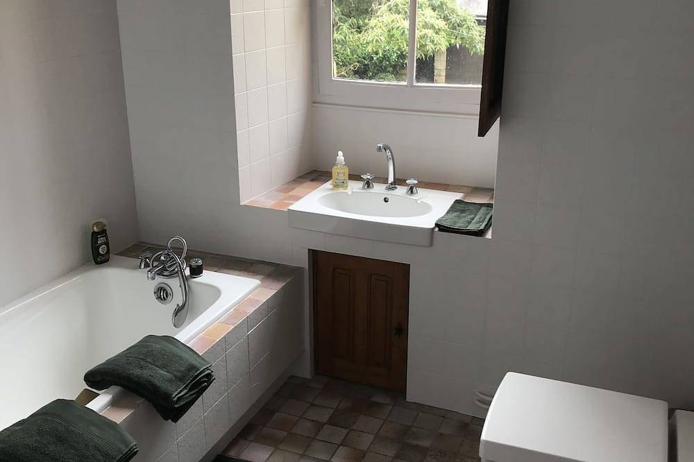 Charming suite, sleeps 4, in a quiet garden in Anjou  in Durtal, Angers und Umgebung