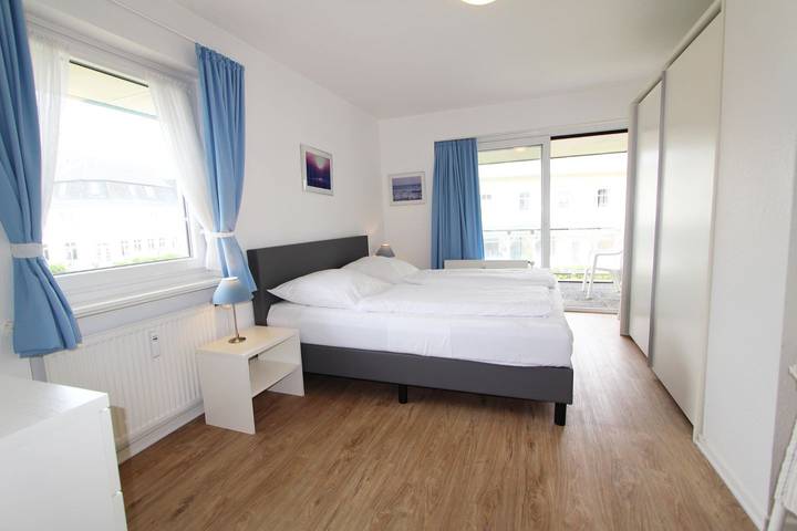 Ganze Wohnung, 2-Raum-Wohnung mit zwei Balkonen und seitlichem Meerblick in Wenningstedt, Sylt