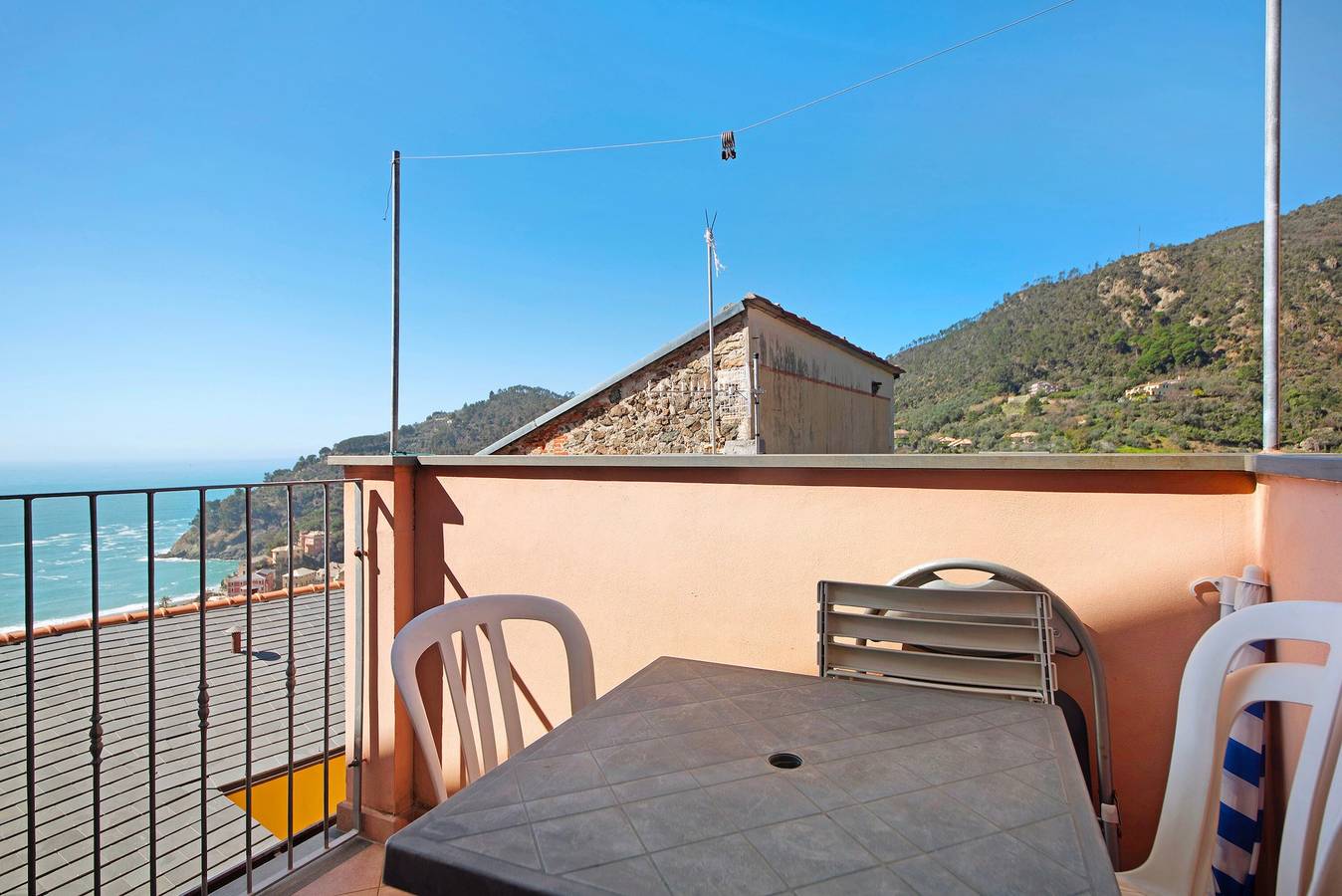 Appartamento intero, Studio "Serra Monolocale" con terrazza e aria condizionata in Bonassola (Città), Bonassola