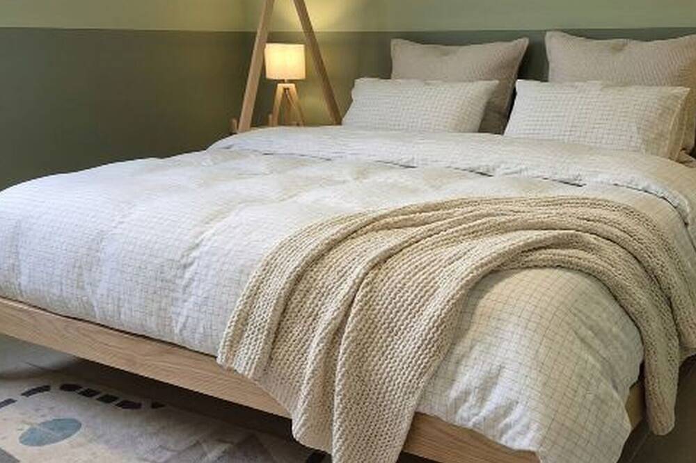 Ultra-Modern 5-Bed Luxury Chalet with Private Pool & Home Cinema 13 Min To Beach in Sant Joan d'Alacant, Costa Blanca