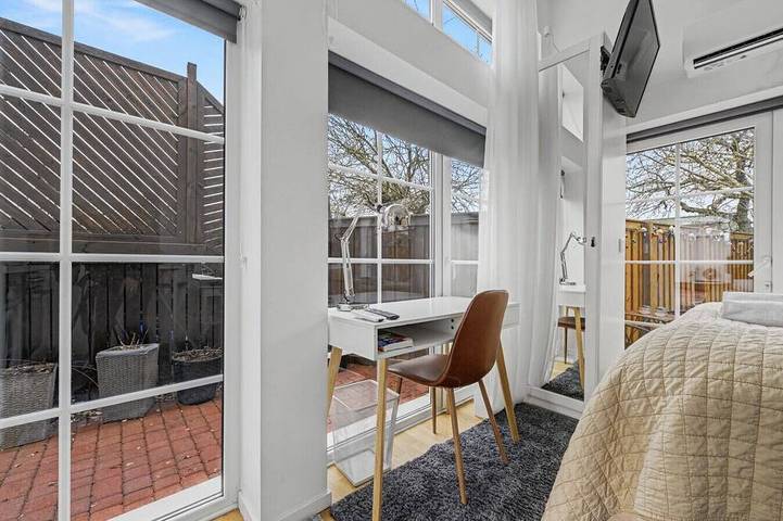 Entire Malmö guest house with private terrace, king bed & free parking in Malmö, Schwedische Ostsee