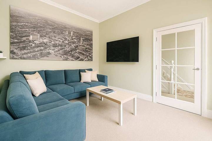 Vacation rental for 12 people, with yard and hot tub in Cardiff