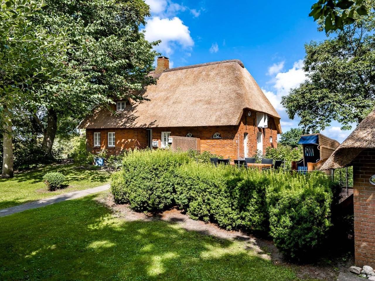 Reetdachhaus inmitten von Wiesen und Feldern in Emmelsbüll-Horsbüll, Nordfriesland