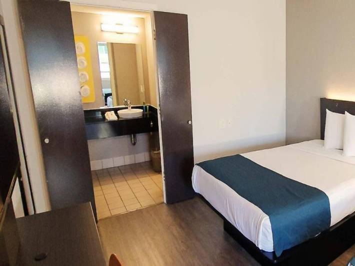 Apartamento entero, 1 cama tamaño queen | Bañera/adaptada para personas con discapacidad in Anaheim, Condado de Orange