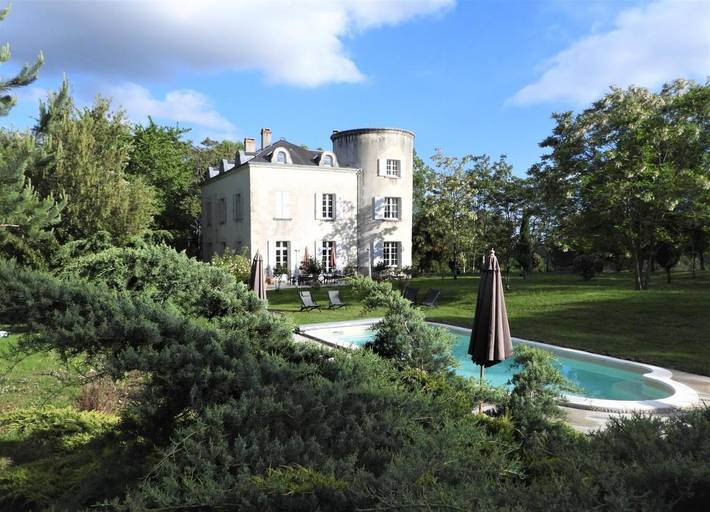 Gîte pour 15 personnes, avec jardin et piscine, animaux acceptés à Saint-Martin-Petit
