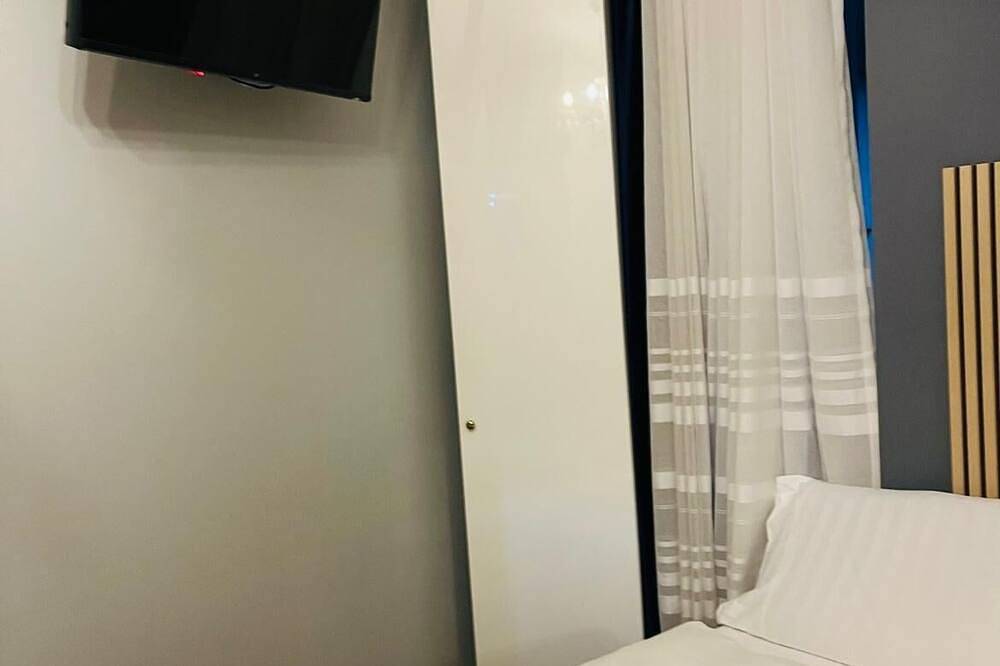 Business room & private bathroom in Lavis, Fleimstaler Alpen