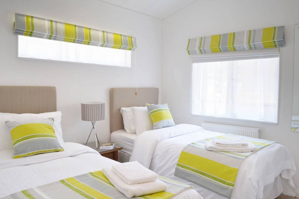 Luxury Lodge, South Devon Coast nr Plymouth, 200m to Beach + Indoor Heated Pool, in Wembury, South Devon