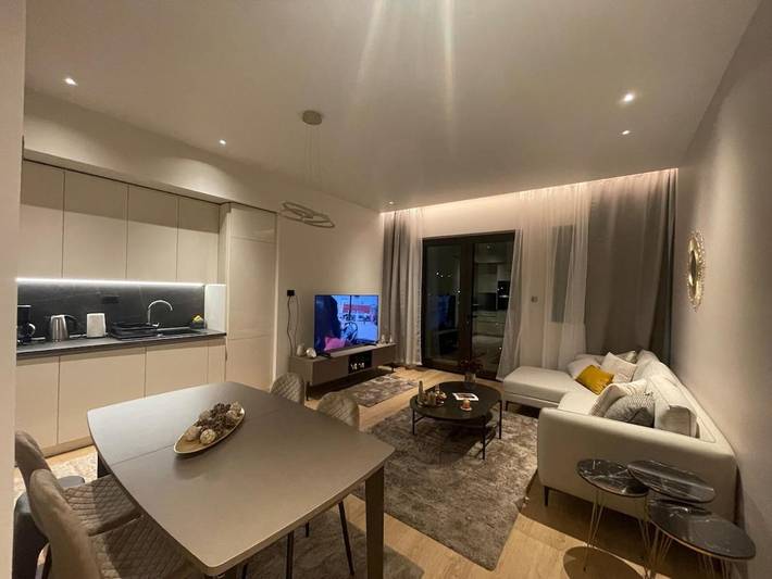 Apartament wakacyjny dla 4 osób, z widok i balkon oraz basen w Tivat