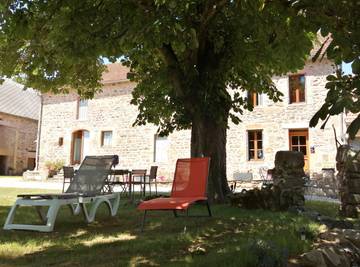Gîte pour 15 personnes, avec piscine ainsi que jardin et terrasse à Charensat