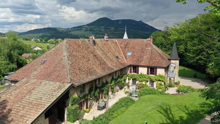 Gîte pour 6 personnes, avec vue ainsi que piscine et jardin, animaux acceptés à Marnoz