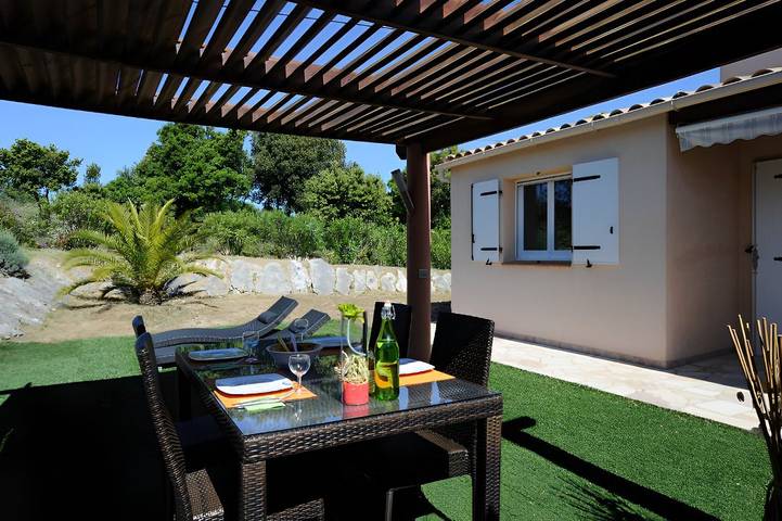 Gîte pour 4 personnes, avec piscine ainsi que jardin et terrasse