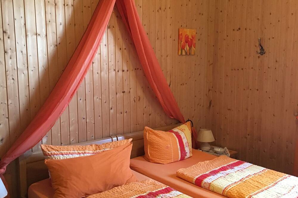 Ganze Wohnung, Ferienwohnung mit Terrasse & Sauna und Kamin,ebenerdig, familiengeführt & sonnig in Crussow, Angermünde