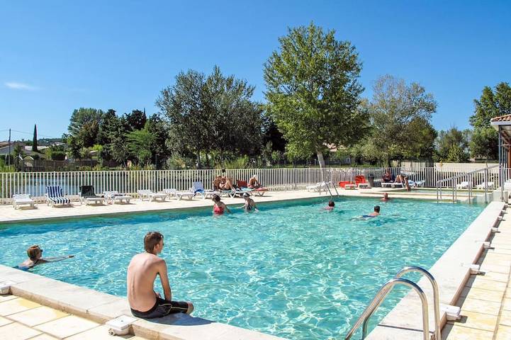Appartement de vacances pour 8 personnes, avec terrasse et piscine, animaux acceptés