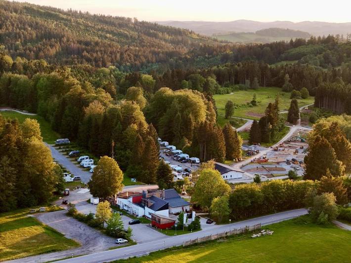 Camping für 2 Personen, mit Terrasse und Garten sowie Pool und Ausblick in Niederbayern