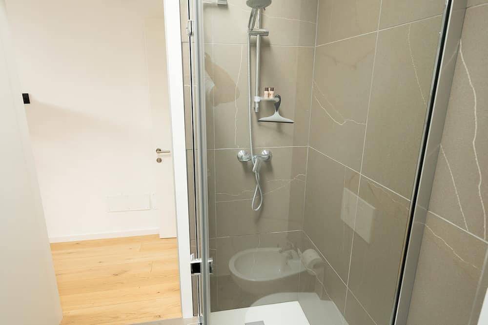 Modern villa with hot tub for exclusive use, dogs welcome. in Caldonazzo, Caldonazzosee