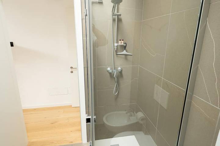 Modern villa with hot tub for exclusive use, dogs welcome. in Caldonazzo, Caldonazzosee