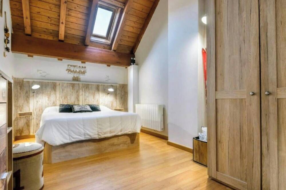 Entire apartment, Cozy Mountain-Style Apartment with Fireplace, 15 mins from Jaca in Jaca, Spanish Pyrenees