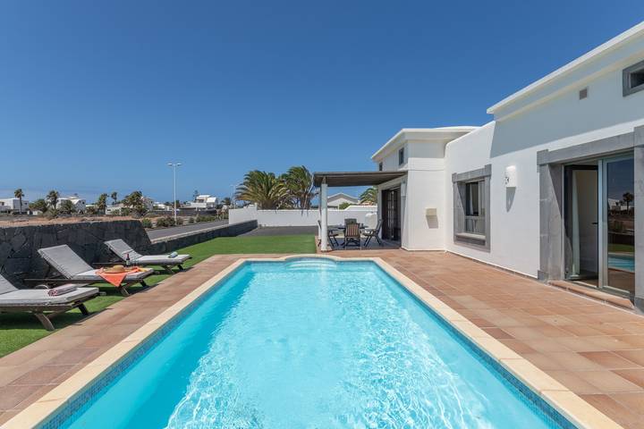 Appartement entier, Villa en première ligne à La Goleta avec piscine privée chauffée et connexion Wi-Fi gratuite in Montaña Roja, Yaiza