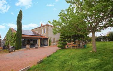 Gîte pour 15 personnes, avec piscine ainsi que terrasse et jardin à Briennon