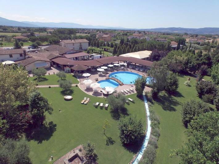 Appartamento per 5 persone, con giardino e piscina nonché idromassaggio e sauna, con animali domestici in Bastia Umbra