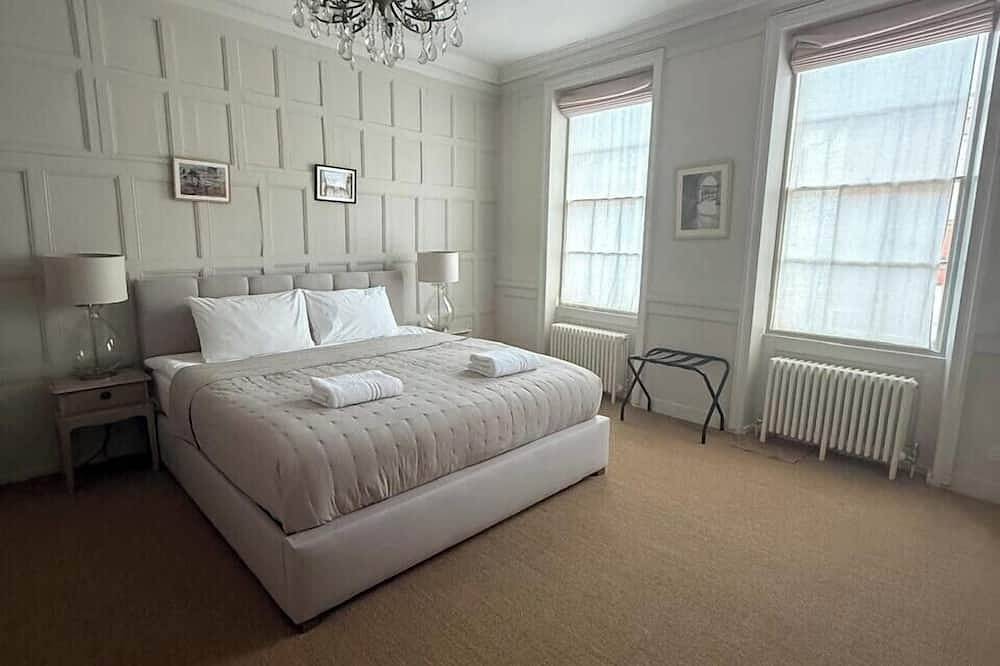 Modern, Spacious Town House Located in Central Chichester and Sleeping 8 - Dogs very welcome! in Chichester, West Sussex