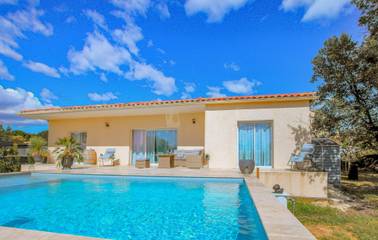 Gîte pour 6 personnes, avec piscine ainsi que terrasse et jardin à Vagnas