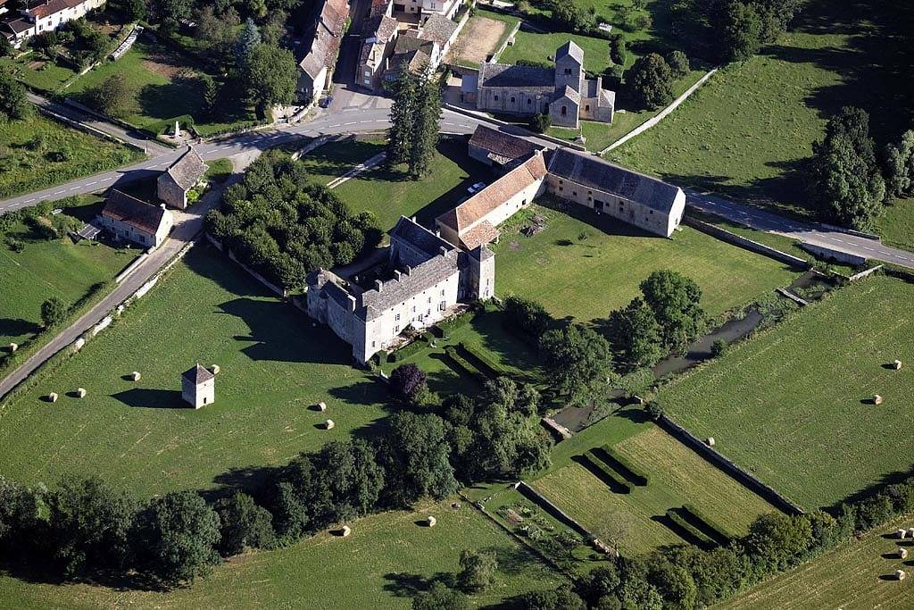 Château d'Ozenay - Chambre de la Tour Ronde Médiévale in Ozenay, Région de Mâcon