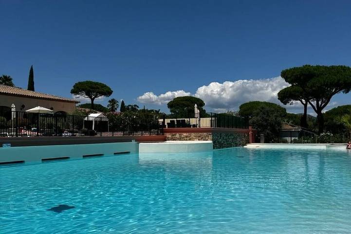 Chalet pour 8 personnes, avec terrasse ainsi que piscine et jardin, animaux acceptés à Gassin