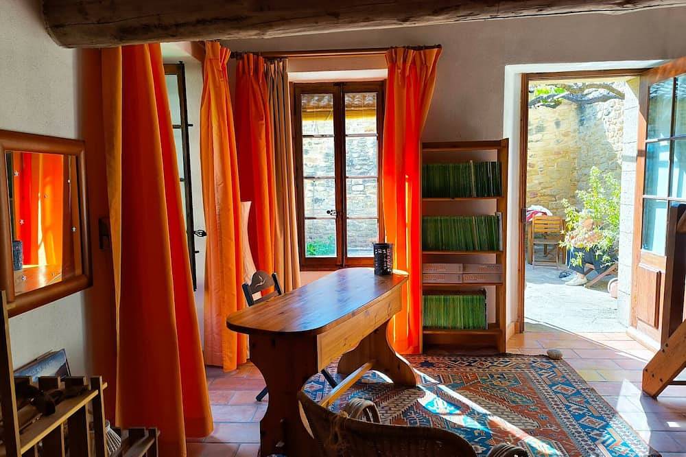 Bed and Breakfast 'Chambre 2' with Shared Pool, Shared Terrace and Wi-Fi in Vers-Pont-du-Gard, Nimes region