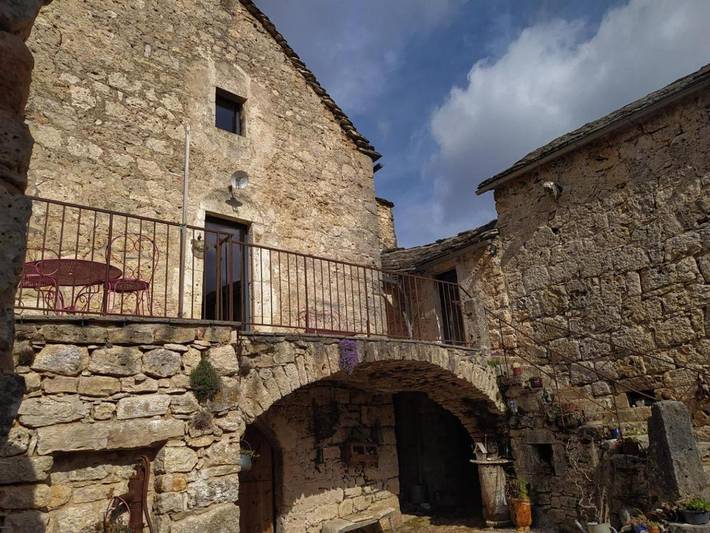 Location de vacances pour 8 personnes, avec terrasse et jardin à Saint-Georges-de-Lévéjac