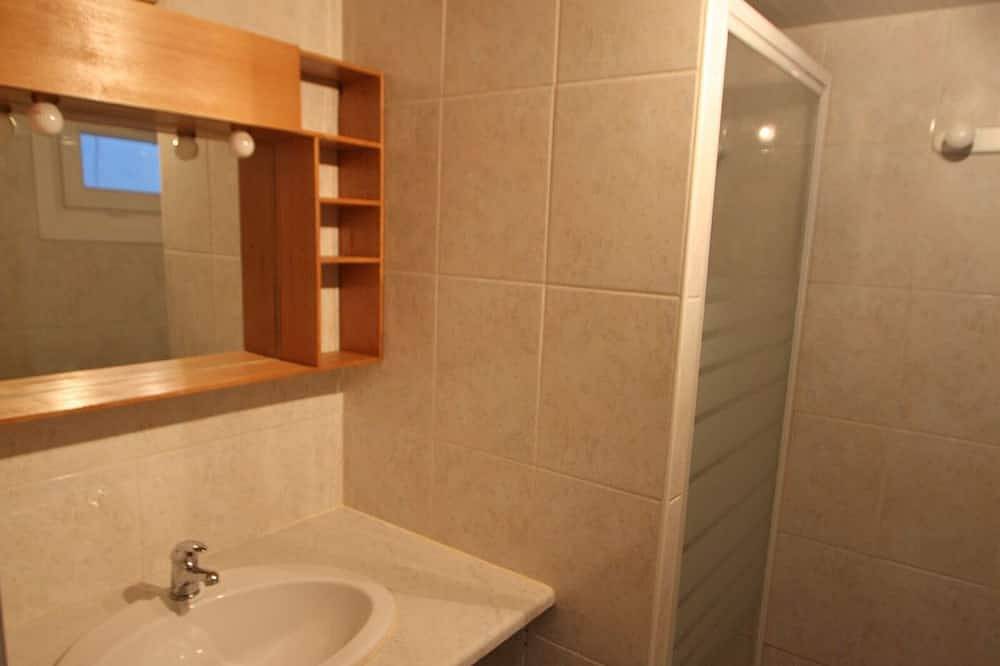 Gîte paisible en forêt avec terrasse, 4 personnes in La Bourgonce, Saint-Dié-des-Vosges