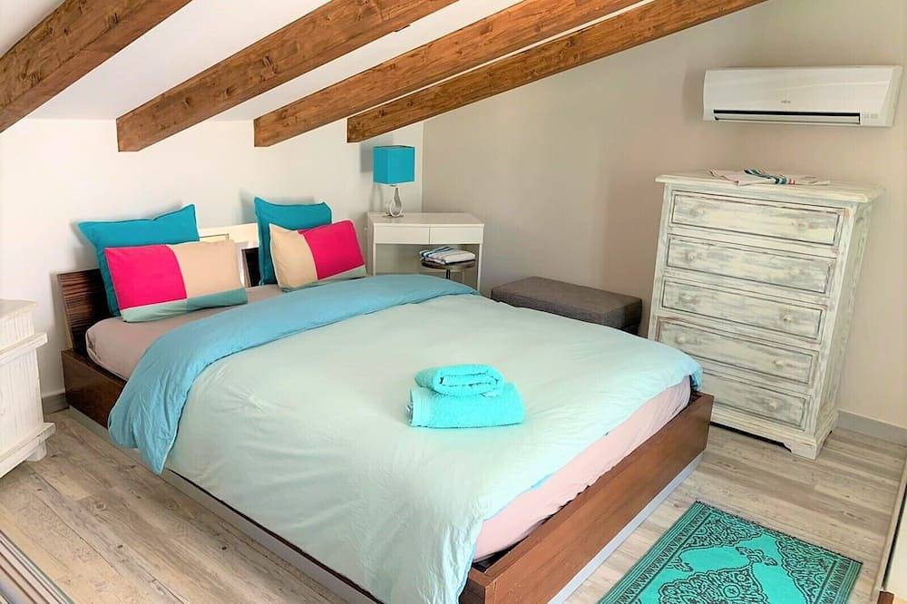Centrally located in Pollensa with wonderful roof terrace views in Pollença Town, Pollença