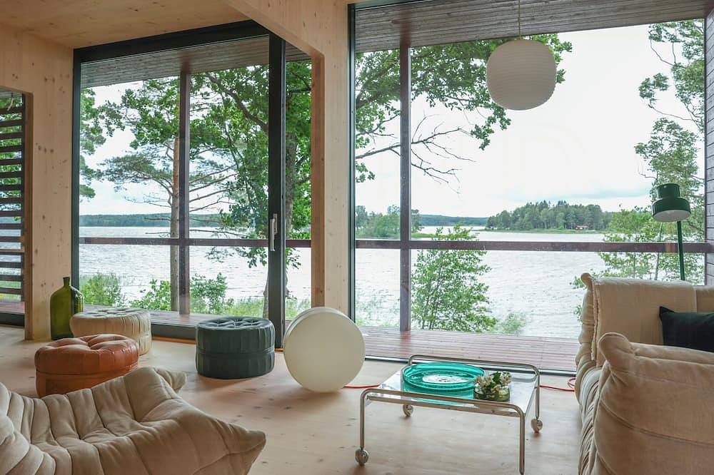 Architektonisch gestaltete Hütte mit Blick auf den Harefjord in Vänern