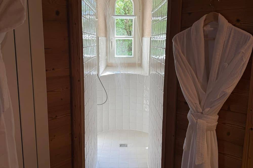 Entire apartment, Cozy Chalet w/Fireplace, Patio & Barbecue. Pet Friendly! in Parc naturel régional du Haut-Jura