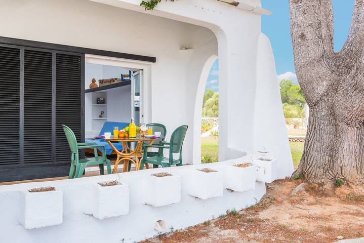 The flair of Ibiza on the coast — Casa Morrás 45 in Cala Serena, Felanitx