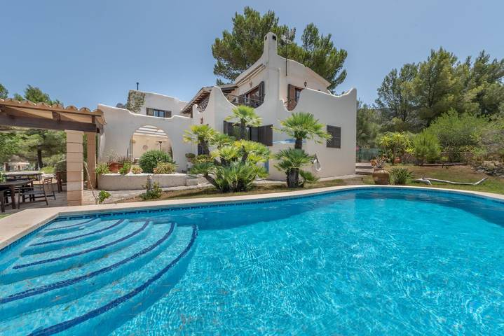 Beautiful Country House with Pool, Garden, Terrace, Balcony & Wi-Fi; Parking Available in Betlem, Artà