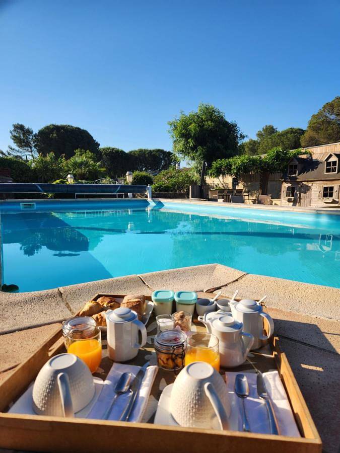 Chambre d’hôte pour 2 personnes, avec Jacuzzi et Terrasse ainsi que Jardin et Piscine